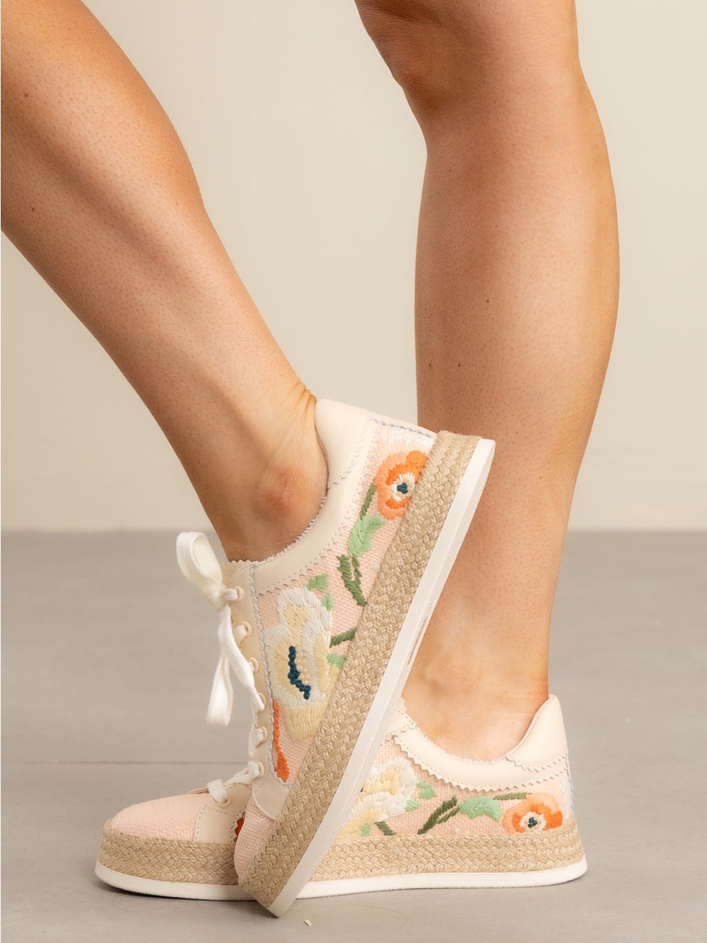 Azalia Sneaker Dolce Vita Size 6.5